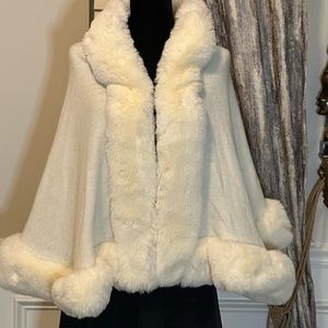 Adrienne Vittadini Cream Faux Fur Trim Cape, Onesize NWOT